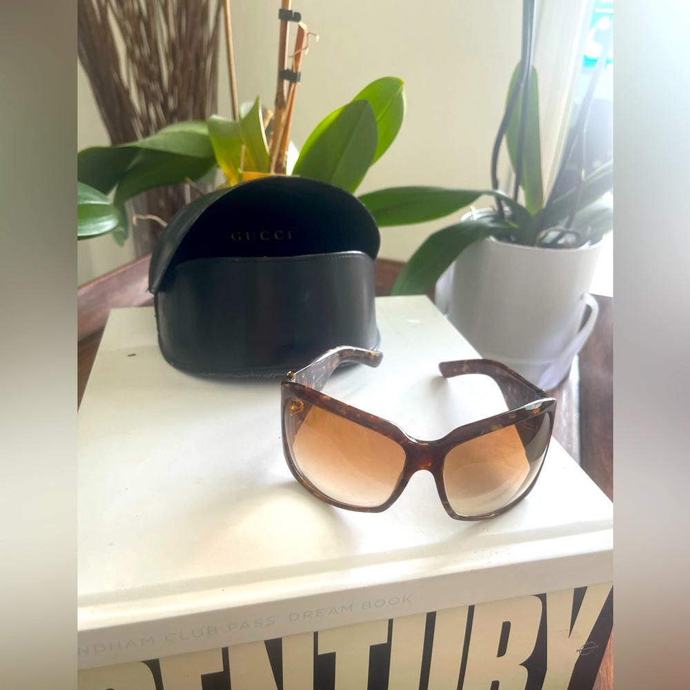 Rare Vintage Gucci sunglasses tortoise pattern as new.